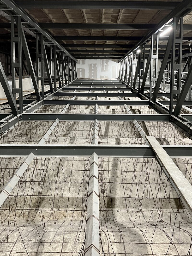 Stahlkonstruktion über der Saaldecke, August 2025