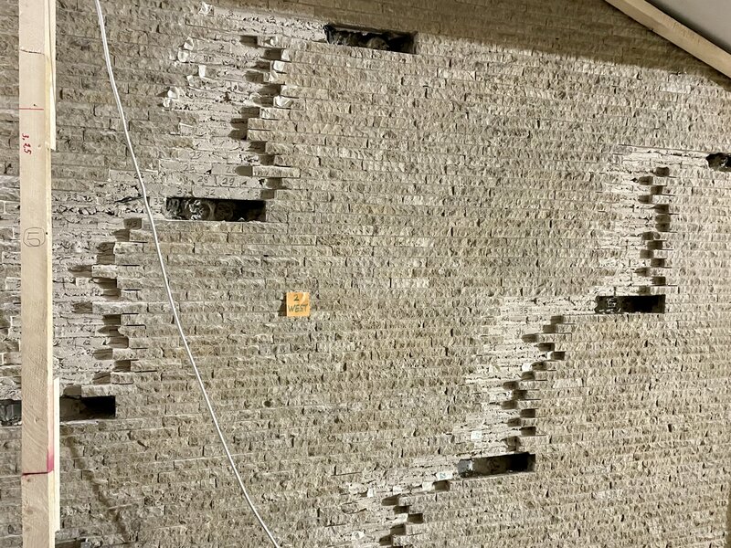 Restaurierung der Kalkbruchsteinriemchen, Oktober 2024