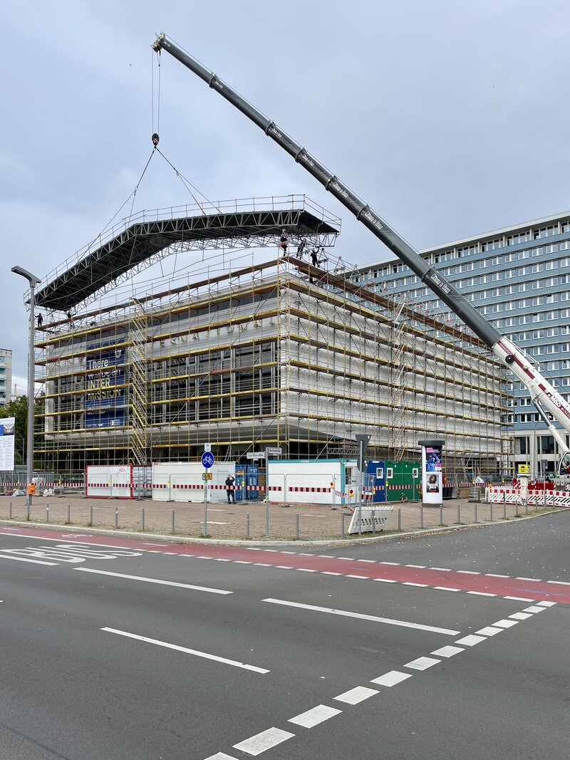 Montage des Wetterschutzdachs per Kran, Oktober 2024